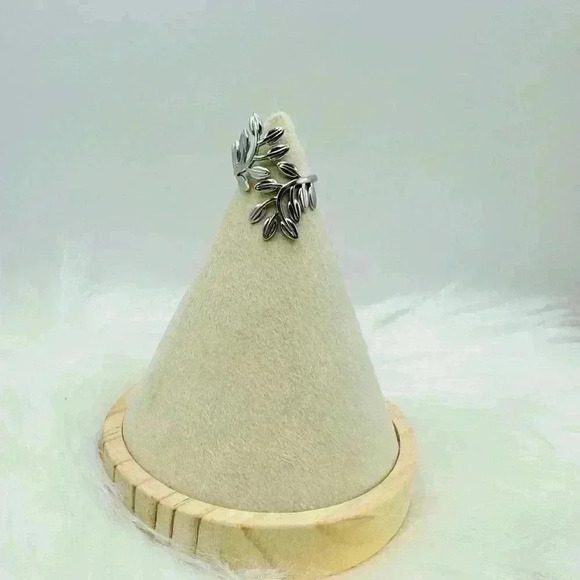 Elegant Branch Leaf Open Ring in color silver - Picture 2 of 6